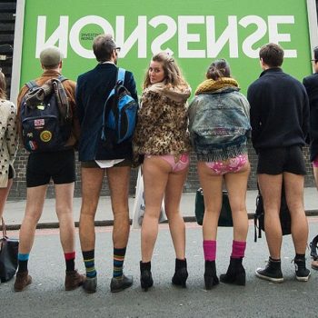 Λονδρέζοι βγήκαν χωρίς παντελόνι στους δρόμους