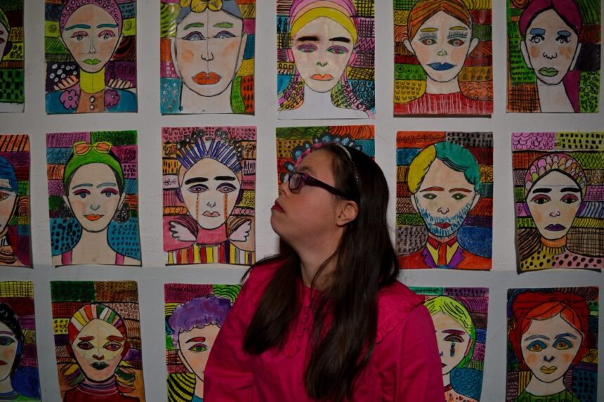 Καλλιτεχνική διέξοδος μέσα στην καραντίνα – Ένα κορίτσι με σύνδρομο down δημιουργεί