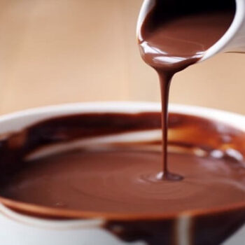 Σάλτσα σοκολάτα-μέλι για να «στολίσετε» τα αγαπημένα σας γλυκά