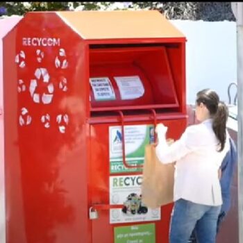 Τι είναι οι κόκκινοι κάδοι ανακύκλωσης ρούχων που βλέπετε στη γειτονιά σας