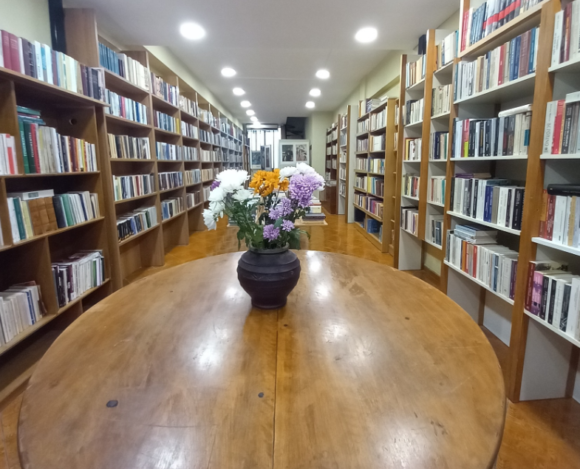 Μια βόλτα στο παλαιοβιβλιοπωλείο των Αστέγων, στο Παγκράτι