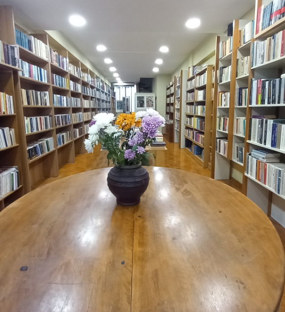 Μια βόλτα στο παλαιοβιβλιοπωλείο των Αστέγων, στο Παγκράτι